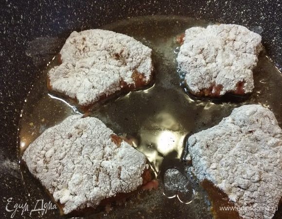 Сковороду с маслом хорошо разогреть. Каждый кусок печени обвалять в муке. Обжаривать с каждой стороны по 2–3 минуты.