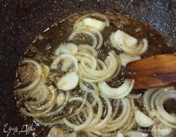 Лук нарезать полукольцами. Обжарить его до золотистого цвета в сковороде, в которой жарилась печень.