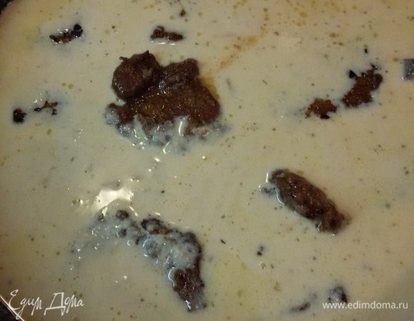 К луку добавить муку и немного обжарить. Влить сметану и бульон. Размешать полученный соус, чтобы в нем не было комков. Посолить по вкусу. Положить в сметанный соус печень и тушить на слабом огне 30 минут. Подавать с картофельным пюре или рисом.