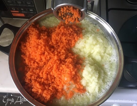 Кабачки и морковь очистить, прокрутить через мясорубку. Тушить на среднем огне в течение часа.