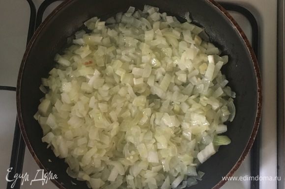 Лук очистить, нарезать мелкими кубиками и обжарить в масле до золотистого цвета, добавить томатную пасту и еще немного потушить.