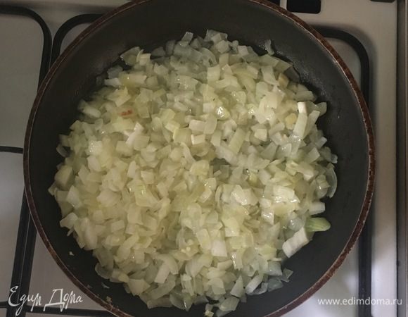 Лук очистить, нарезать мелкими кубиками и обжарить в масле до золотистого цвета, добавить томатную пасту и еще немного потушить.