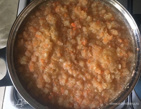 К кабачкам добавить обжаренный лук и все подсолнечное масло, перемешать и варить еще 30 минут. После этого добавить сливки, соль и сахар, перемешать, попробовать на вкус и томить еще 30 минут до готовности, постоянно помешивая.