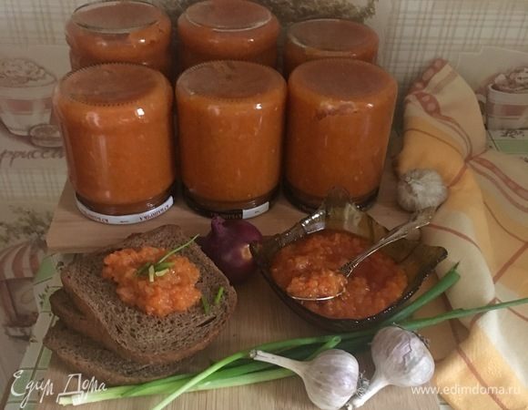 Горячую смесь разложить по банкам, перевернуть их вверх дном и дать остыть.
