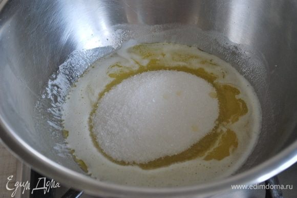 Сливочное масло растопить, добавить сахар. Разогреть полученную смесь, чтобы сахар растворился. Добавить воду и все перемешать.