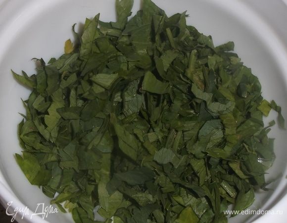 Зелень сельдерея измельчить.