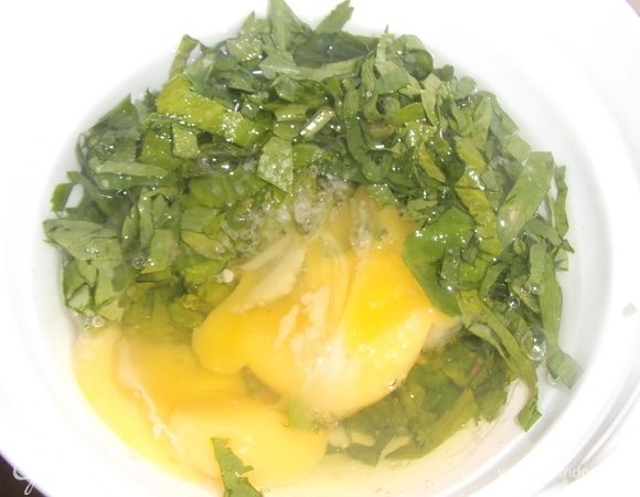 Залить сельдерей яйцами и водой. Посолить. Взболтать.