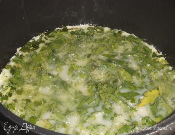 Добавить в посуду к обжаренным стеблям.