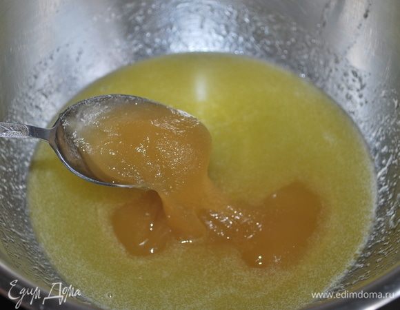 Добавить мед, перемешать ингредиенты.