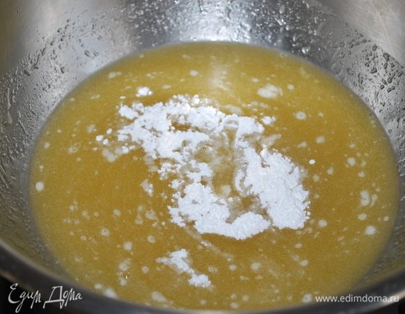 Добавить соду, перемешать.