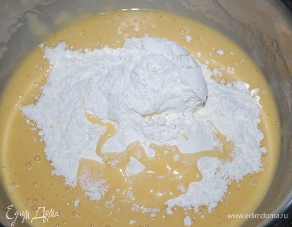 Добавить 200 г муки, перемешать. Дать тесту немного остыть.