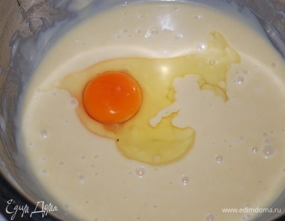 В остывшее тесто добавлять по одному яйцу, каждый раз все перемешивая. Затем добавить оставшуюся муку. Имейте в виду, что муки может уйти чуть больше или меньше, чем указано в рецепте. Здесь ориентируйтесь на тесто: оно должно стать мягким и эластичным.