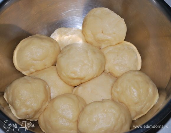 Тесто разделить на 11 частей, накрыть пленкой и оставить на 30 минут.