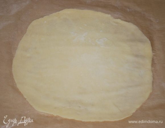 Раскатать тесто на бумаге для выпечки (чтобы коржи не прилипали к скалке, посыпьте их мукой). Выпекать примерно 5 минут при температуре 180°C.