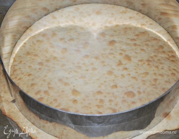 Испеченный корж обрезать кольцом для теста или другим удобным способом. Диаметр кольца у меня 22 см.