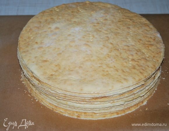 Выпекаем все коржи, вырезаем.