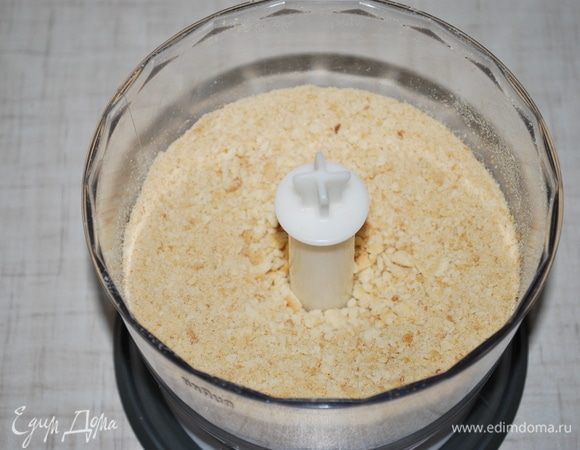 Из остатков коржей делаем крошку для украшения торта, размалывая коржи в блендере.