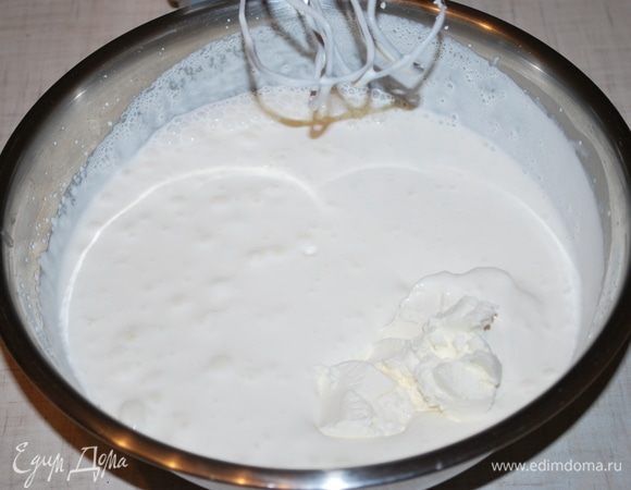 Для крема взбиваем холодные сливки 33% в мягкую пену (сливки не должны быть очень густыми), добавляем творожный сыр, перемешиваем миксером.