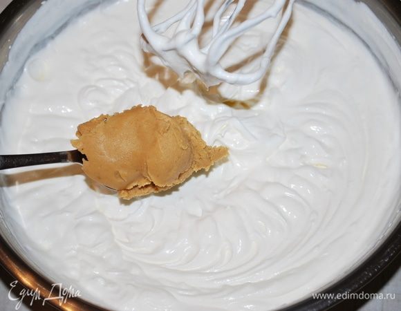 Добавляем к крему арахисовую пасту, перемешиваем все миксером. Крем должен быть воздушный, поэтому не стоит взбивать его слишком долго.