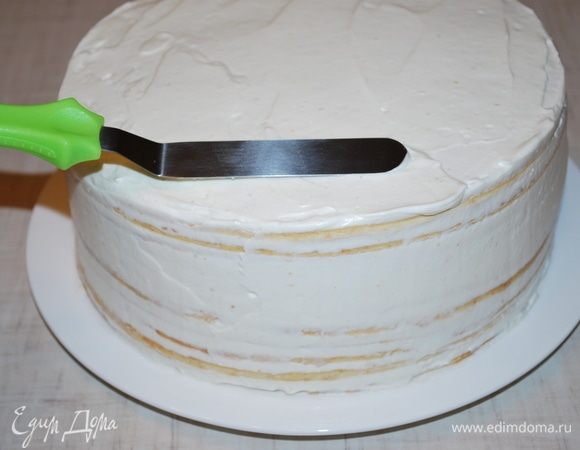 Собираем наш торт, выравниваем края и верх торта.