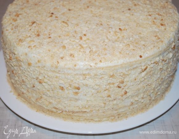 Посыпаем торт крошкой, убираем в холод на 15 минут, чтобы крем стабилизировался. Украшаем по своему желанию. Даем торту 3–4 часа для того, чтобы коржи хорошо пропитались кремом.