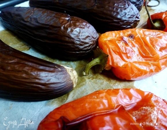 Баклажаны и перцы промыть, проколоть вилкой и запечь в духовке в течение 30–40 минут до мягкости при температуре 190–200°C.