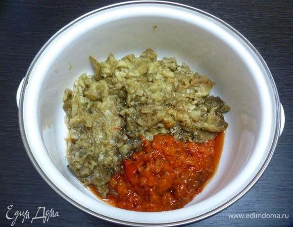 Перцы положить в пакет и оставить на 15 минут. Затем очистить их от шкурки и семян. Шкурку у баклажанов тоже удалить. Мелко нарезать овощи ножом. Также можно измельчить в блендере или пропустить через мясорубку. Я люблю, чтобы чувствовались кусочки, поэтому нарезаю ножом.