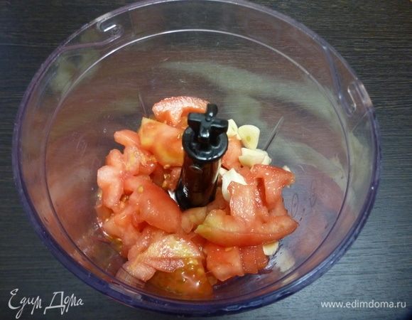 Измельчить в блендере мякоть помидоров и чеснок.