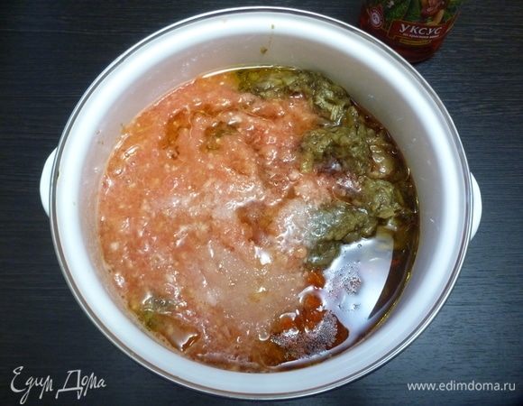 Добавить в кастрюлю к баклажанам и перцам пюре из помидоров и чеснока. Посолить и поперчить по вкусу, влить масло и уксус. Пробуйте на вкус и добавляйте специи, если нужно.