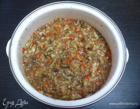 «Кьопоолу» уже можно подавать на стол. Нарезать зелень петрушки или кинзы и добавить в икру для насыщенного аромата! Для хранения разложить в полулитровые банки и стерилизовать 10 минут с момента кипения.