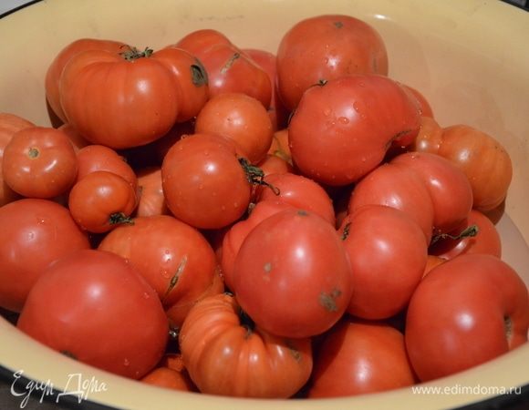 Отбираем спелые помидоры, моем и режем на крупные дольки. Я режу сразу в кастрюлю (желательно выбрать емкость побольше).