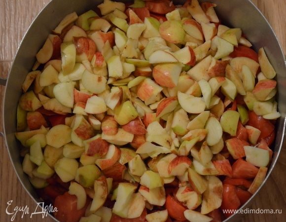 Яблоки также моем, удаляем сердцевину, мелко режем на кусочки.