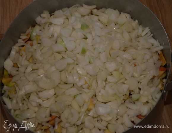 Добавляем очищенные зубчики чеснока и нарезанный на средние кусочки лук. Закрываем кастрюлю крышкой и ставим на средний огонь. После того, как помидорно-яблочная смесь закипит, я оставляю ее еще на 1 час на медленном огне с открытой крышкой.