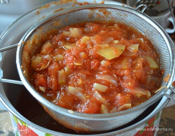 Даем нашим овощам чуть остыть. Для того, чтобы убрать из кетчупа семечки и оставшуюся кожицу, перетираем смесь через сито. Таким образом у нас получается однородная масса.