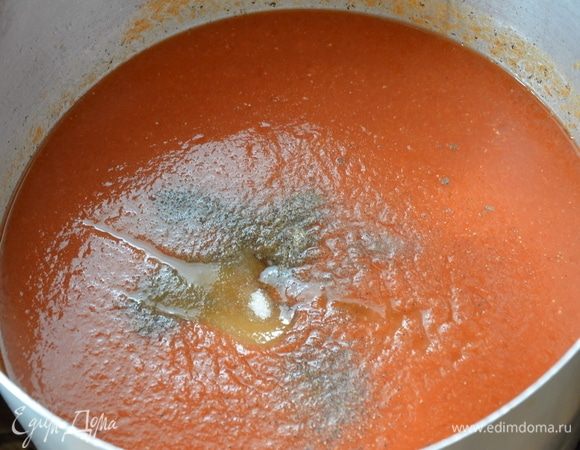 Переливаем полученный соус обратно в нашу большую кастрюлю, добавляем соль, сахар, перец и уксус. Доводим кетчуп до кипения, кипятим еще 10 минут и раскладываем полученный вкусный домашний кетчуп в заранее стерилизованные банки. Закрываем крышкой. Мы храним пару банок в холодильнике, остальные спускаем в погреб.