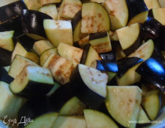 Баклажаны помойте, нарежьте средними кубиками. Хорошенько посолите и оставьте на 1 час (можно на 2).