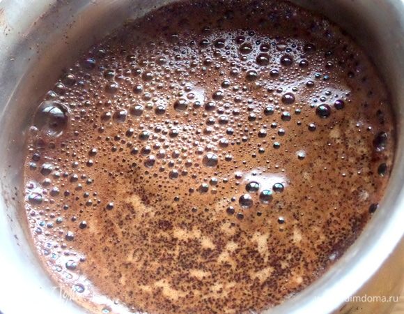 Сварить кофе в турке, в кофемашине или просто заварить в кружке.