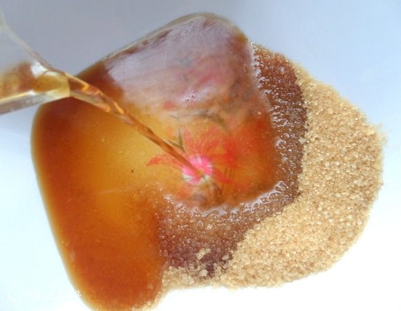 Влить кофе в коричневый сахар, не остужая. Растворить сахар. Если вы любите сладкое, увеличьте количество сахара.