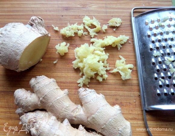 Свежий имбирь натереть на терке.