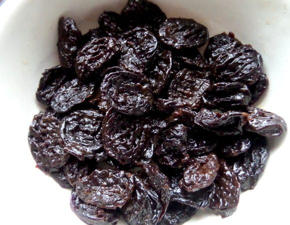 Чернослив промыть и отжать.