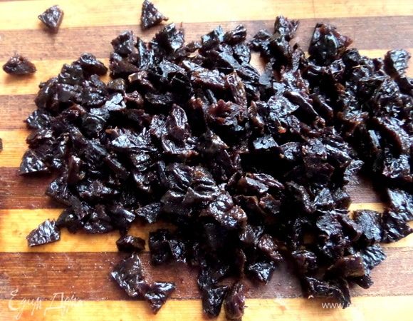 Чернослив мелко нарезать.