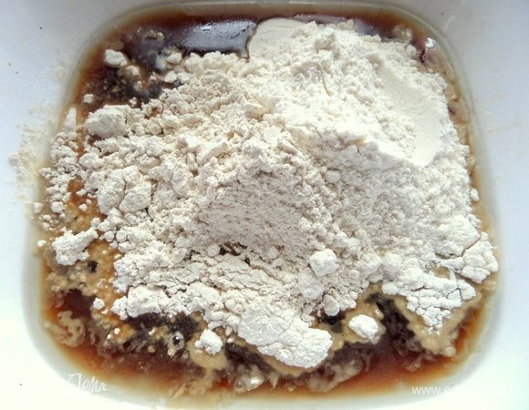 В жидкий состав засыпать обычную муку и овсяную (овсяную муку можно заменить молотой овсянкой).