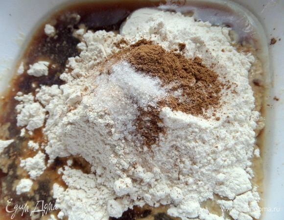 Добавить соль, ваниль и корицу.