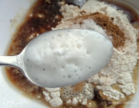 Добавить соду, гашеную уксусом.