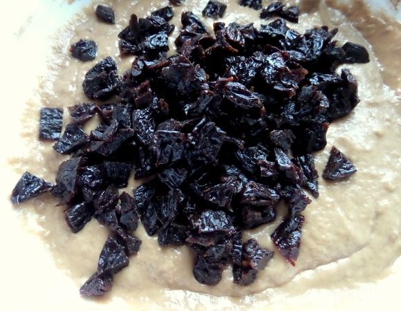 Засыпать в смесь чернослив.