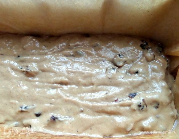 Форму «кирпичик» застелить пергаментом (предварительно смазанным маслом) и вылить на него густое тесто.