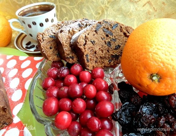 Кекс получился мягким. Если оставить на столе, то образуется корочка.