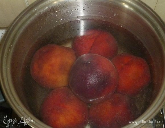 Персики залить кипятком и оставить на минуту. Откинуть на дуршлаг, снять кожуру, разрезать на 4 части, удалить косточку.