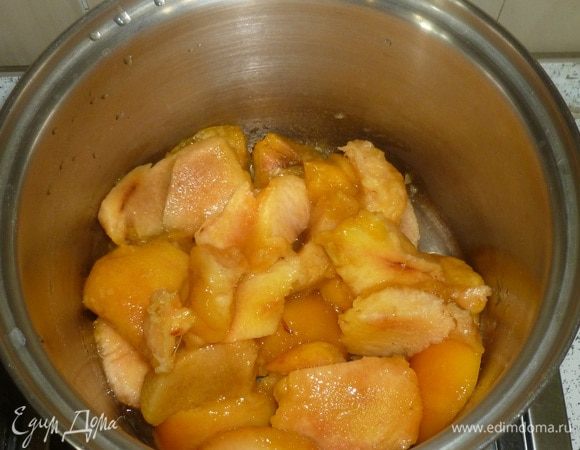 Подготовленные персики выложить в кастрюлю, добавить 1 ст. л. воды, довести до кипения. Варить под крышкой 15 минут. Немного остудить.