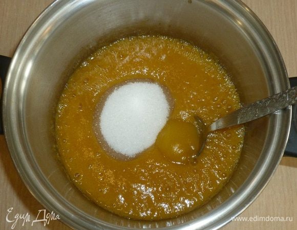 Измельчить персики погружным блендером до состояния пюре. Добавить сахар, мед, ваниль (стручки ванили я обычно заменяю сахаром с натуральной ванилью). Поставить кастрюлю на медленный огонь и варить, помешивая, 10 минут или дольше до загустения.